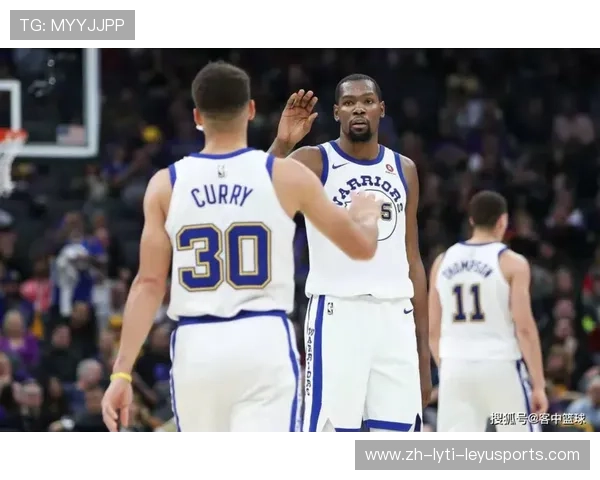 足球自由人角色在防守体系中的灵活调度功能